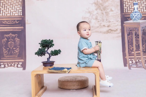 大同宝宝边吃奶边挣扎烦躁